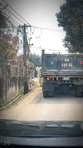 2 thằng ngồi chung bàn 3 năm cấp 3. Giờ bạn đã là CSGT còn mình vẫn chỉ là thằng bán thịt😞