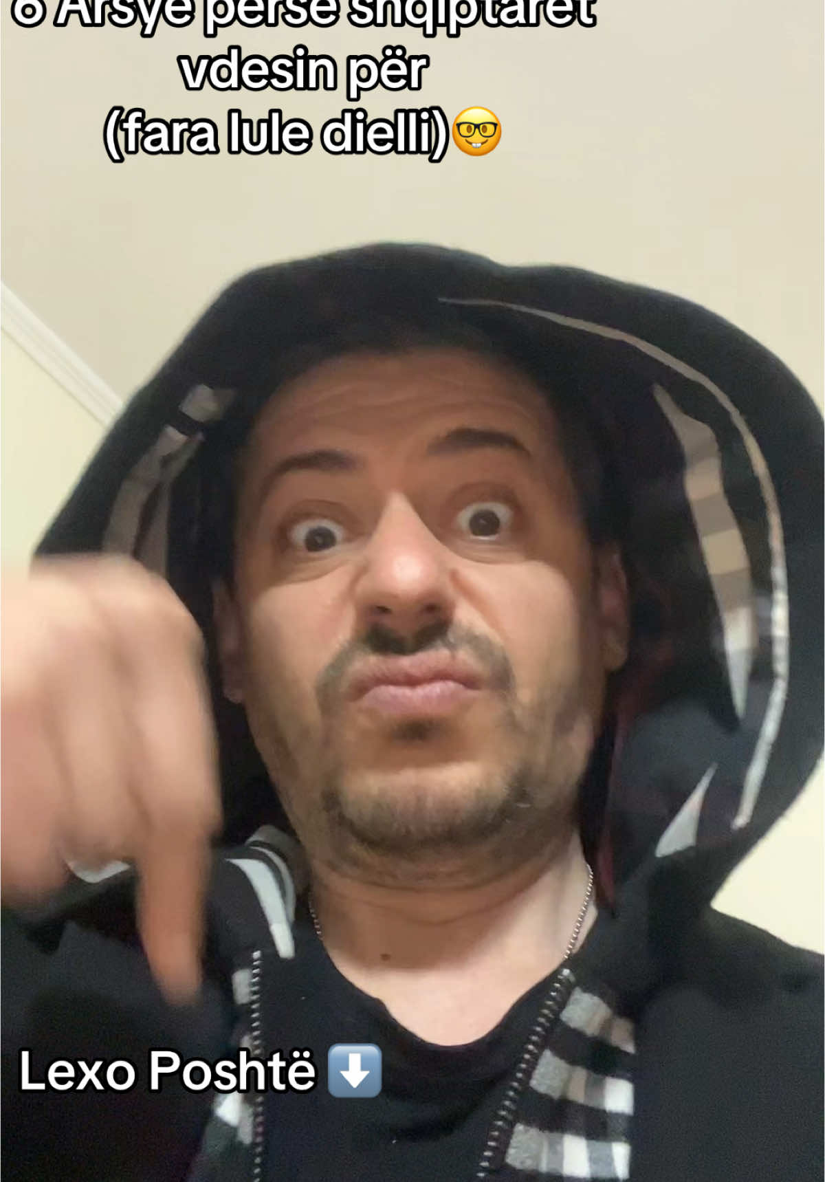 1.	Konsumimi i farave të lulediellit është një zakon i rrënjosur thellë në kulturën shqiptare, veçanërisht gjatë shoqërimeve me miq ose familjarë. 	2.	Shpesh, farat hahen në grupe, gjatë bisedave apo kohës së lirë, duke krijuar një aktivitet të lehtë dhe të këndshëm. 	3.	Farat e lulediellit janë të përballueshme ekonomikisht dhe gjenden lehtësisht në çdo dyqan apo treg. 	4.	Të kripura ose të pjekura, ato kanë një shije të këndshme që i bën të vështira për t’u ndaluar së ngrëni. 	5.	Janë të pasura me vitamina, minerale dhe yndyra të shëndetshme, duke ofruar përfitime për shëndetin. 	6.   Farat shpesh konsumohen gjatë ndeshjeve sportive, koncerteve apo aktiviteteve të tjera në natyrë. #shqiptaretneperbote🇦🇱🌍 #fyp #albania #shqipetntiktok #bigbrothervipalbania 
