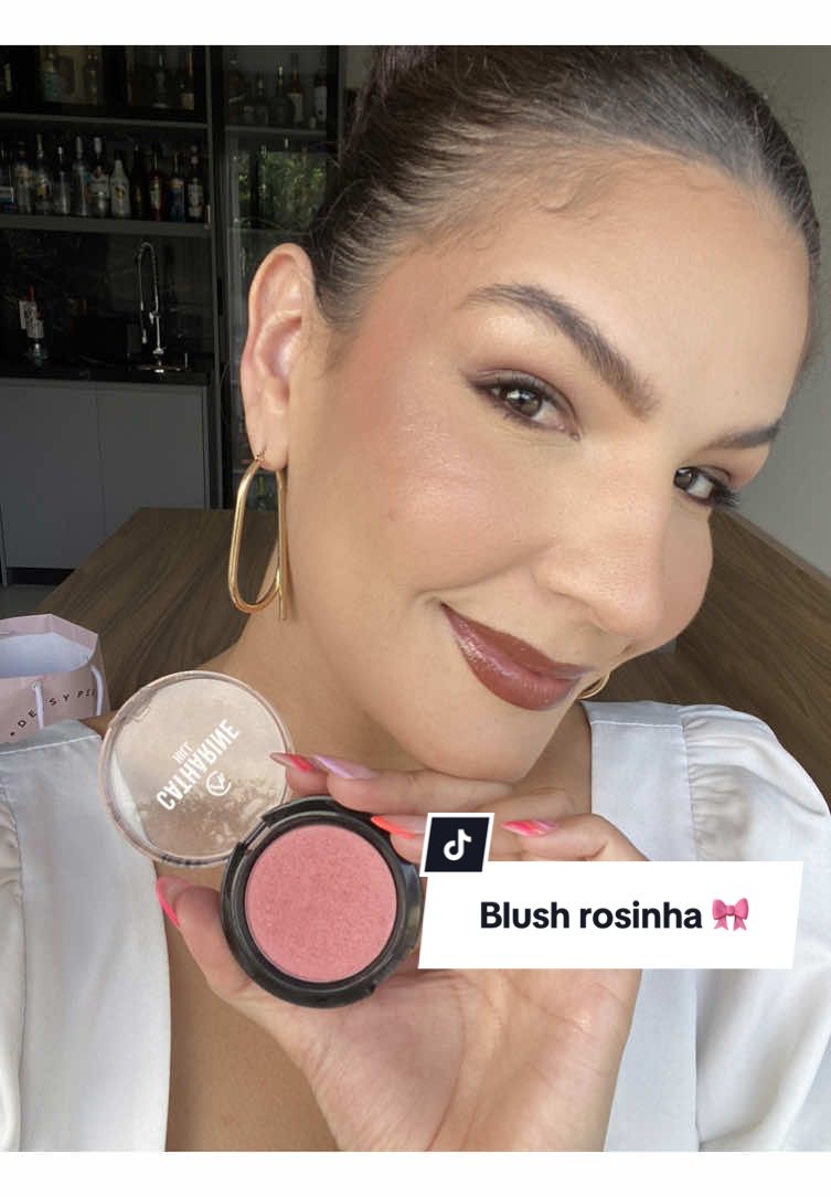 O blush goiaba faz sucesso por aqui🎀 Ele tem um fundo rosa e com brilhinhos muito suaves e delicados, além disso é fácil de espalhar e não mancha  Perfeito né ?!  Corre garantir o seu  #lojademaquiagem #lojadecosmeticos #catharinehill #blush 