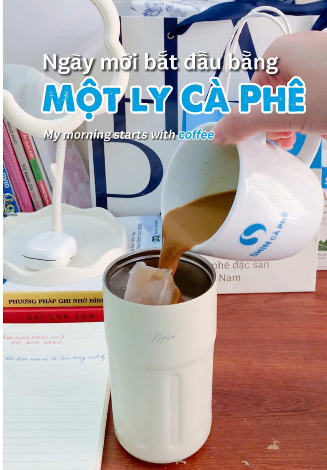 Ngày mới luôn bắt đầu từ một ly cà phê 𓍢ִ໋☕️ Không phải kiểu sang chảnh hay cầu kỳ, chỉ đơn giản là một thói quen nhỏ giúp lấy lại năng lượng và kết nối với chính bản thân trước những giờ làm việc bận rộn.  Một góc nhỏ bình yên của buổi sáng - khoảnh khắc tự tay pha một ly cà phê mang đi. Giữa muôn vàn áp lực và công việc, niềm vui lại nằm ở những khoảnh khắc giản dị như thế này. Một ngụm cà phê, một chút suy nghĩ, và đã sẵn sàng cho một ngày mới. #shincaphe #coffee #cafe #coffeedaily #caphe 