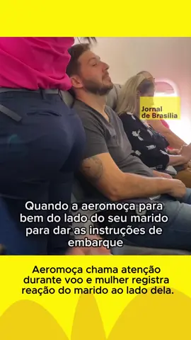 ✈️ Durante um voo, uma passageira registrou o momento em que a aeromoça começou a dar informações no microfone, mas a situação acabou deixando o marido da mulher visivelmente desconfortável. A cena divertida arrancou risadas e gerou reações nas redes sociais! 📹: Reprodução #jornaldebrasilia #voo #flagra #casal #humor #avião