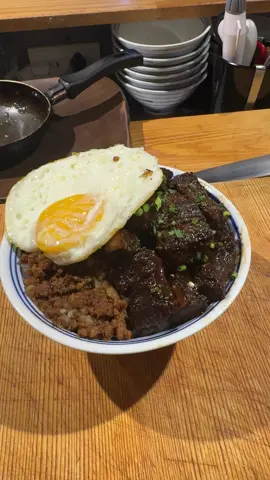 一拌解饞，一炭過瘾！ 好吃總有新方法。 想要狼吞虎咽就來吧！ 碳燒牛燥飯 #屋台一休 | 新莊區| 居酒屋 ☎電話：02-2996-4726 🏮營業：晚上17:00-1:30 🏡地址：新莊區福壽街137號(幸福站1號出口) - #居酒屋 #屋台 #料理魂 #日式餐廳 #日式居酒屋 #創意料理 #いらっしゃいませ #江戶中華 #割烹料理 #無菜單料理 #新莊必吃美食 #海鮮控必吃 #歡迎包場 #歡迎外燴 #客製化菜單