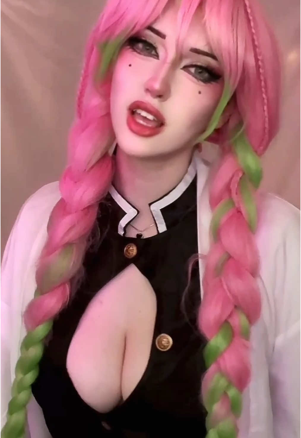 no I didn’t forget the words #mitsuri #demonslayer #mitsurikanroji #mitsuricosplay #demonslayercosplay #fakebody #cosplay #cosplaygirl #mitsurikanrojicosplay 