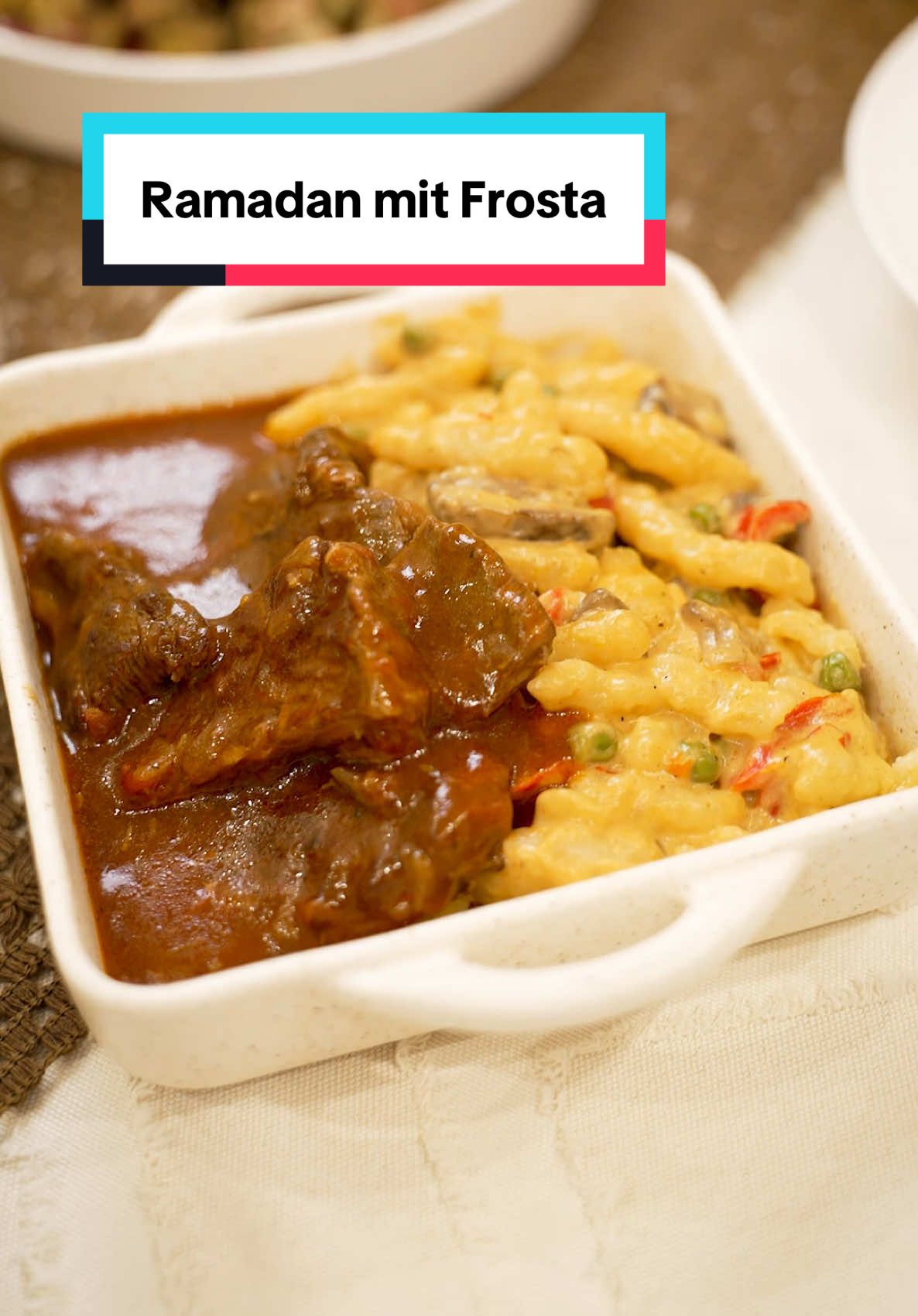 Anzeige | Ramadan genießen – ohne Stress in der Küche! 🕌✨ Mit Frosta zauberst du in wenigen Minuten ein beeindruckendes Iftar-Menü für Familie & Freunde – voller Geschmack, ganz ohne Zusatzstoffe! 🍽️💛 Schnell muss nicht gleich schlecht sein – man muss nur wissen, wie! 😉👌@FRoSTA   Zutaten für Schmorbraten (ca. 4 Portionen) -5 EL neutrales Öl -1 kg Rindfleisch (Rumpsteaks) -2 Päckchen FROSTA Zwiebel-Mix -3 Knoblauchzehen -2 EL Tomatenmark -400 g stückige Tomaten aus der Dose -500 ml Rinderbrühe -1 TL edelsüßes Paprikapulver -1 TL schwarzer Pfeffer -3–4 Pimentkörner -Salz, nach Geschmack Optional: Saucenbinder oder Speisestärke zum Abbinden der Soße  Bei mittlerer Hitze mindestens 1 Stunde köcheln lassen. Für ein intensiveres Aroma und butterzartes Fleisch am besten 2 Stunden schmoren.  Soße abbinden (optional): Wenn die gewünschte Garzeit erreicht ist, die Soße bei Bedarf mit etwas Saucenbinder oder in Wasser angerührter Speisestärke abbinden.   #RamadanGenuss #FRoSTA #EssenVerbindet #IftarLeichtGemacht
