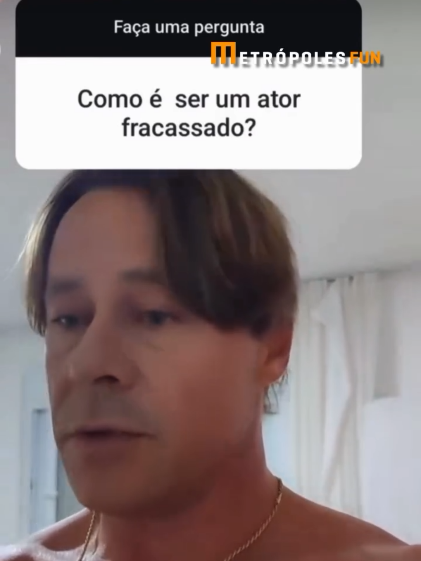 #TheoBecker abriu uma caixinha de perguntas no Instagram e foi chamado de “ator fracassado” por um seguidor. Conhecido por suas polêmicas, o #artista não titubeou em dar uma invertida no usuário e relembrou de sua passagem pela televisão. “Assim... um #ator que fez um patrimônio com quatro novelas e ficou livre. E uma dessas novelas reprisou 17 vezes. Acho que é uma boa despedida, porque eu não gosto de história triste. Eu gosto de história feliz”, declarou. Ele ainda revelou uma de suas conquistas com a atuação. “Então, eu amo ser esse ator, assim, no seu ponto de vista. No meu, eu, com quatro novelas, comprei meu apê de frente para o mar”, descreveu Theo. ➡ Saiba mais em metrópoles.com 🎥 @theobecker #entretenews