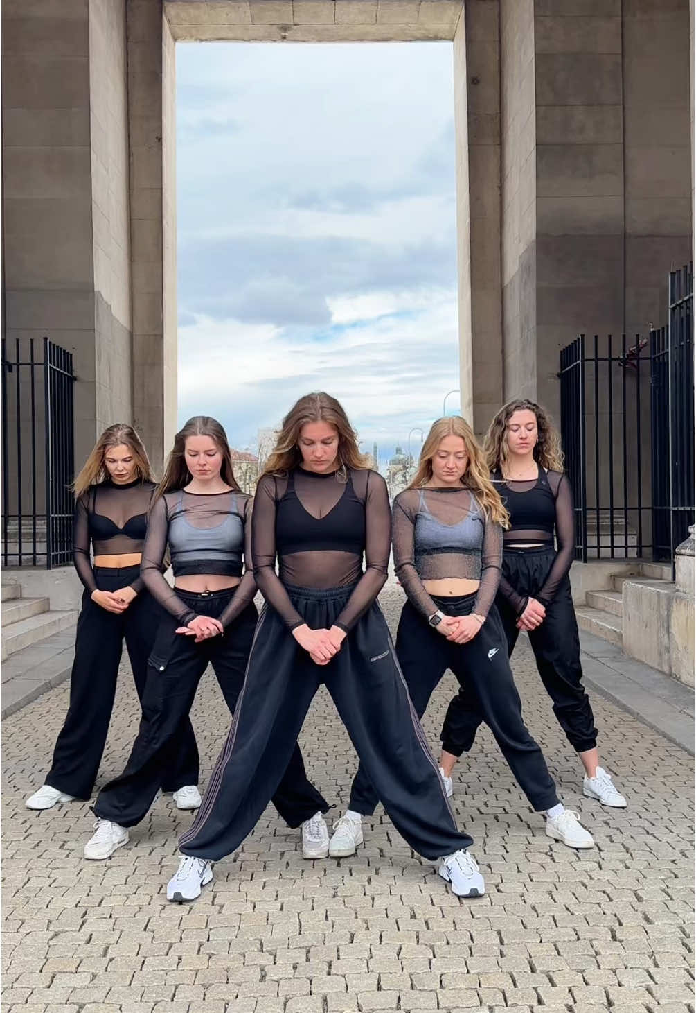 This trend with the crew 💥🖤 #dancecrew #dancer #munichdance #endoftime #beyoncé #dancetrend #trending #fyp 