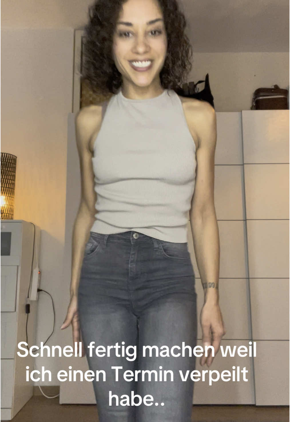 Schnell aus dem Bett gesprungen und fertig gemacht.. warum mache ich eigentlich solche Grimassen mit dem Mund? 🤣 #grwm #verpeilt 