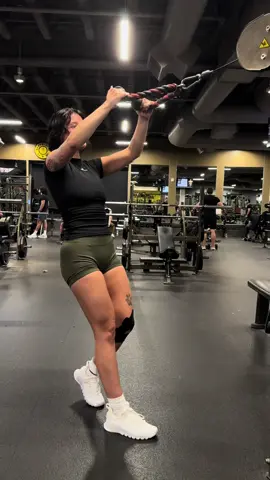 losing an airpod and this guy throwing it back to chris was hilarious 😂😂 i swear my airpods drop out of my ears every other set #airpods #gym #lifting #weightlifting #gymhumor #fyp #foryourpage 