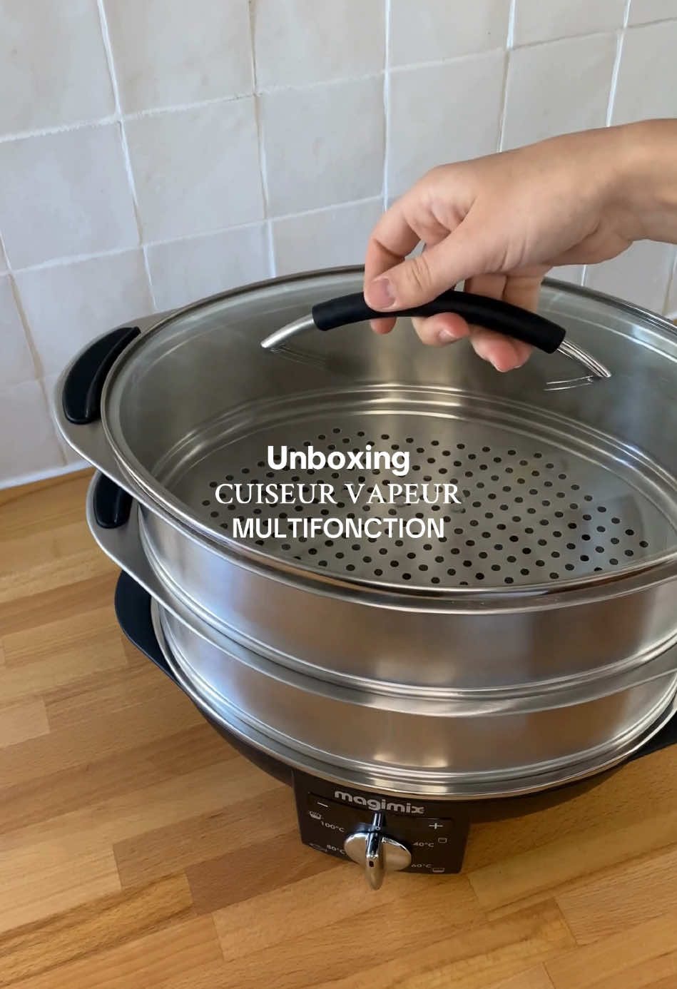 Le nouvel indispensable de la cuisine 👀   Unboxing de notre Cuiseur Vapeur Multifonction, l'allié parfait pour cuisiner des repas équilibrés et savoureux tout en gagnant du temps. Conçu avec une cuve en acier inoxydable, il garantit une cuisson à la vapeur efficace, préservant les vitamines et nutriments essentiels. Son fonctionnement à induction assure une répartition homogène de la chaleur pour des résultats optimaux. Quelle recette aimeriez-vous voir ?  #Unboxing #CuissonSaine #HealthyFood #FaitMaison #Magimix #RecetteFacile #CuissonVapeur