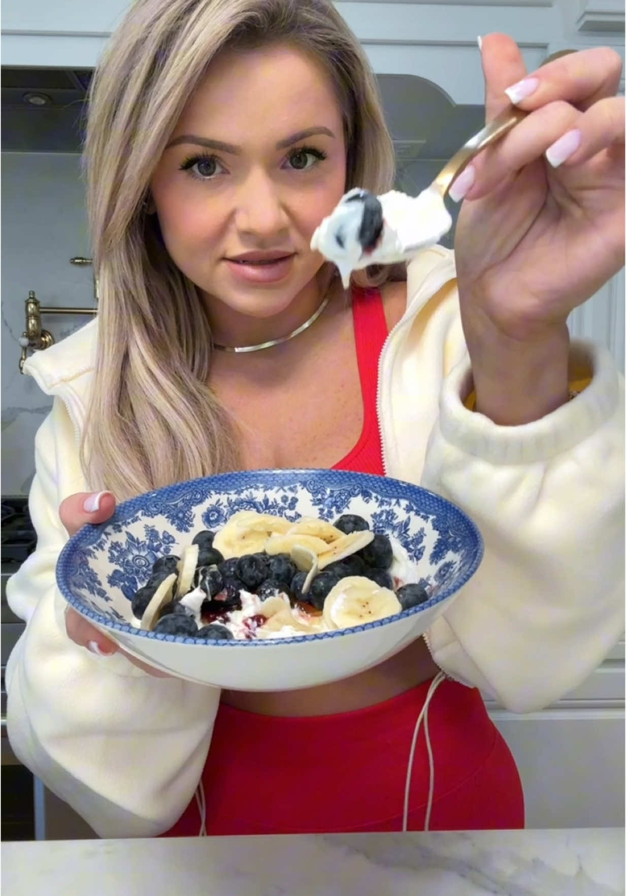 One of my favorite things to eat in a calorie deficit 🫐 It keeps me super full & satisfied #lowcalorie #lowcal #caloriedeficit #loseweight #weightloss #healthyrecipes 