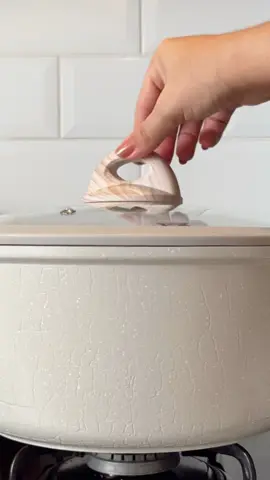 Cozinhar nunca foi tão fácil e elegante! 🍽✨ O  Conjunto de Panelas de Indução com Revestimento Cerâmico é perfeito para quem busca praticidade, sofisticação e uma cozinha mais saudável! 💛 ✔ Antiaderente: menos óleo, mais saúde! ✔ Compatível com todos os fogões (gás, indução, vitro-cerâmico e elétrico) ✔ Cabos Soft-Touch com efeito amadeirado: toque macio e seguro! ✔ Tampas de vidro temperado com bordas de silicone removível ✔ Aquecimento uniforme e rápido para um cozimento perfeito! Disponível também em Azul Bebê, Azul, Preto e Rosa para combinar com sua cozinha! 🏡💫 💬 Qual cor combina mais com você? Comenta aqui  PANELAS que te envio o link ⬇   #Antubrasil #CozinhaProfissional #PanelasDeQualidade #shopee #cozinha #dica @Antu 