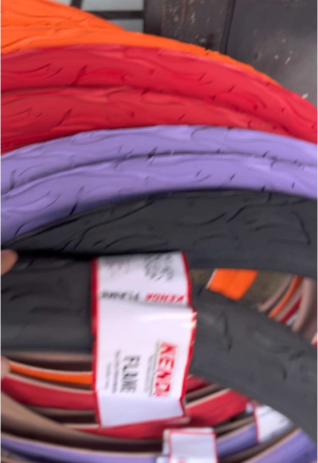 Novos pneus KENDA FLAME Colorido!!! Valor do Pneu R$125,00  Para consultas de projetos ou peças pelo nosso WhatsApp (31) 99949-3365 #bike #bicicleta #estilobh #bmx #wheelinhg #dugrau #grau #rl #244 #244naoecrime #244nãoécrime #gios #giosbr #estilobh #bmx #bmxbrasil #bicycle #cycle #hupi #hupibikes