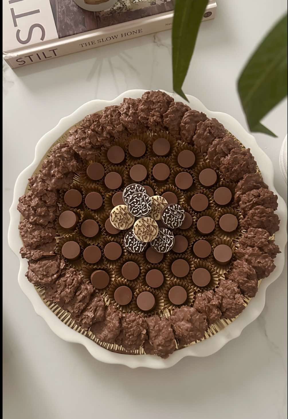 شوكلت للعيد بحشوة الكنافه والرايس كرسبي :  استخدمت شكولاته الست  سويت لها تمبرنغ رفعتها لـ٤٠ درجه وبردتها لـ٣٠  وزعتها على القالب وفرغت الزائد ودخلته الثلاجه يبرد وبعدها حشيته بالحشوات  حشوة كنافه محمصه مع لوتس  وحشوة رايس كرسبي  وغطيتها بالشكولاته 👌🏻🤍🤍    #شوكلت #شوكلت_العيد #شكولاته #حلويات_العيد #افكار_العيد #ramadanwithtiktok  #ramadankembalikuat   #رمضان_2025 #VNVideoEditor 