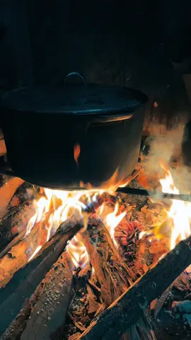 🥰Về quê thích nhất là ngồi đun bếp củi. Tiếng củi cháy tí tách, khói bếp bay lên mang theo bao yêu thương. Nhìn thôi cũng ấm áp lắm rồi🔥 #quehuong #bepcui #naucom #ngayquantrong #bacgiang #98bacgiang 