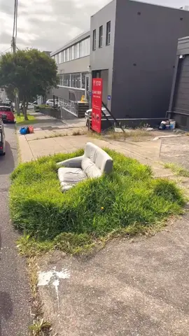 J'étais sur le chemin du retour après le déjeuner quand j'ai vu la chaise au milieu de la route. alors je nettoie #cleaning #jardin #nettoyage #satisfyingcleans #fyp #jardinage #menage #garden ui