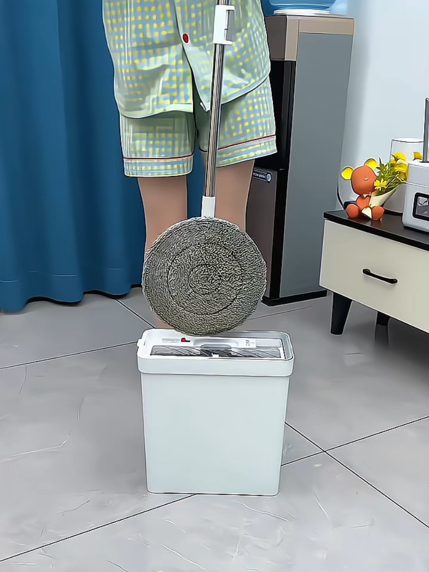 Bộ cây lau nhà thông minh tự vắt. Vừa tiết kiệm thùng lau, vừa lau sàn nhà sạch sẽ mà lại không tốn diện tích cất giữ-! #bocaylaunha#bocaylaunhathongminh#bocaylaunhatuvat#choilaunha#caylaunha#caylaunhathongminh#caylaunhatuvat#giadungtienich