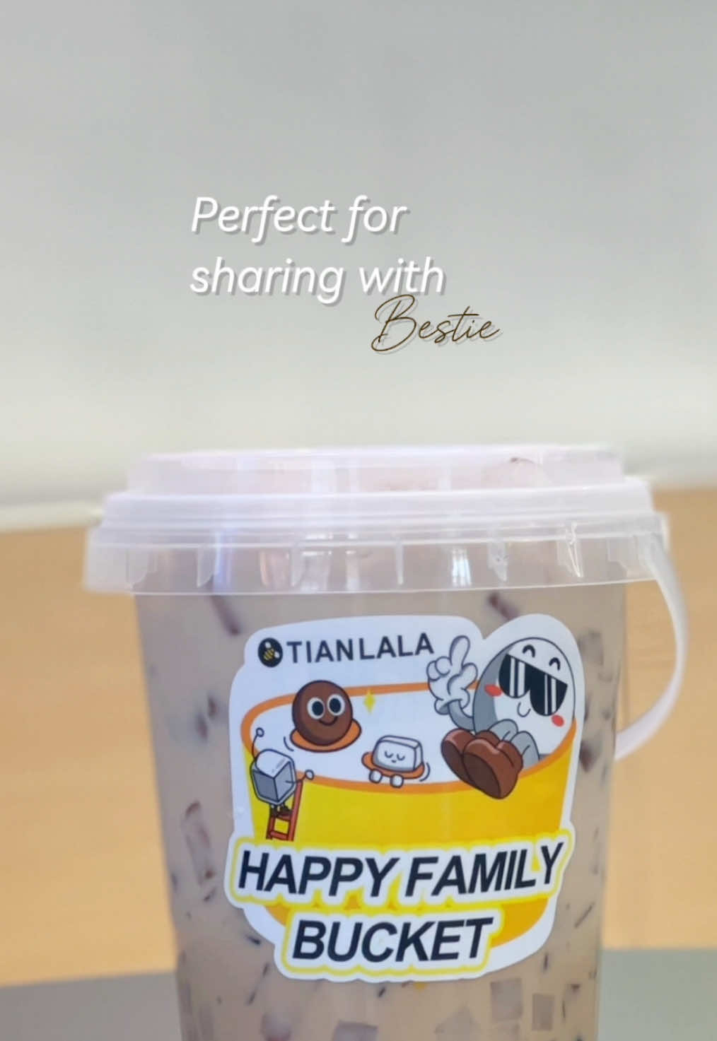 Happy Family Bucket!✨ Perfect for sharing ❤️ #rekomendasiminuman #minumanviral #berbukalahdenganyangmanis #fyp #tianlalaindonesia #HappyFamilyBucket 