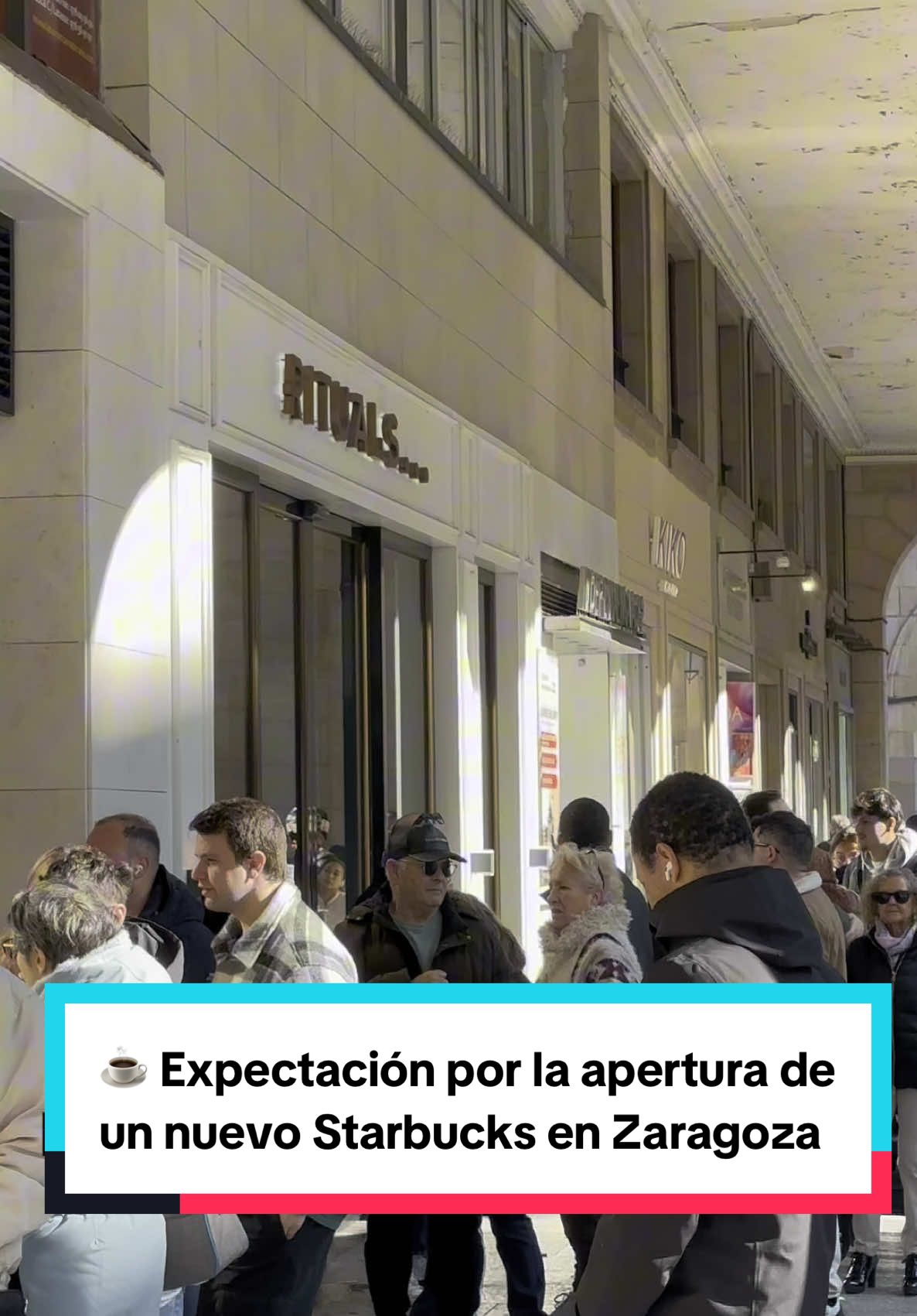 ☕️ Largas filas y expectación por la apertura de Starbucks en el paseo Independencia de #Zaragoza.  ➡️ La cafetería está ubicada en el local de los antiguos Helados Italiano y ha lanzado una promoción para los 100 primeros clientes.  👇 ¿Has estado?