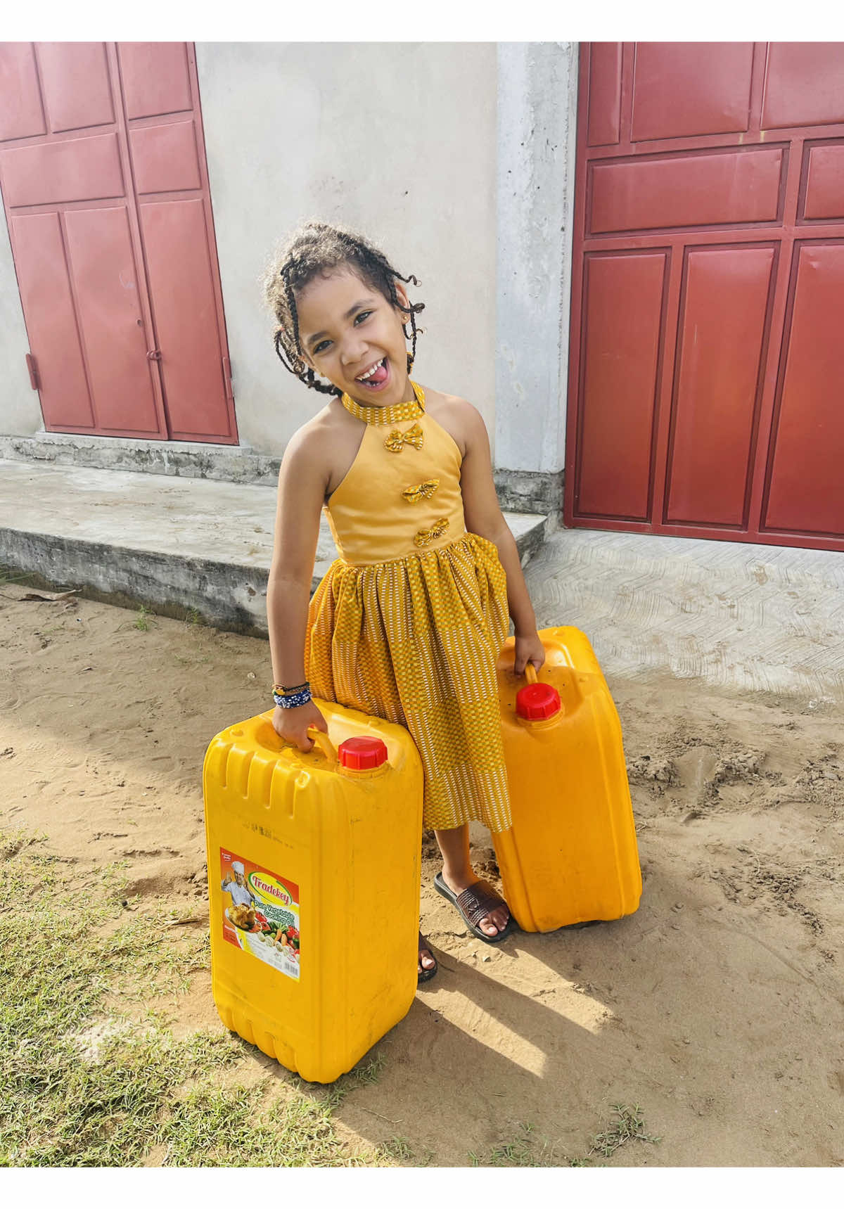 Venez découvrir la vie au village, loin des comodités modernes ! Aujourd’hui, on part au puits pour une expérience authentique et pleine de leçons. Un retour aux sources qui nous rappelle l’importance de chaque goutte d’eau. 🌿💧 #Congo #Immersion #VieAuVillage #Découverte #Apprentissage #Puits #congo #congobrazzaville242🇨🇬 #congobrazzaville242🇨🇬🇨🇩 #brazzavillecongo242🔥🔥🇨🇬🇨🇬🇨🇬🇨🇬 #enjoy #enjoylife #fyp #videoviral 