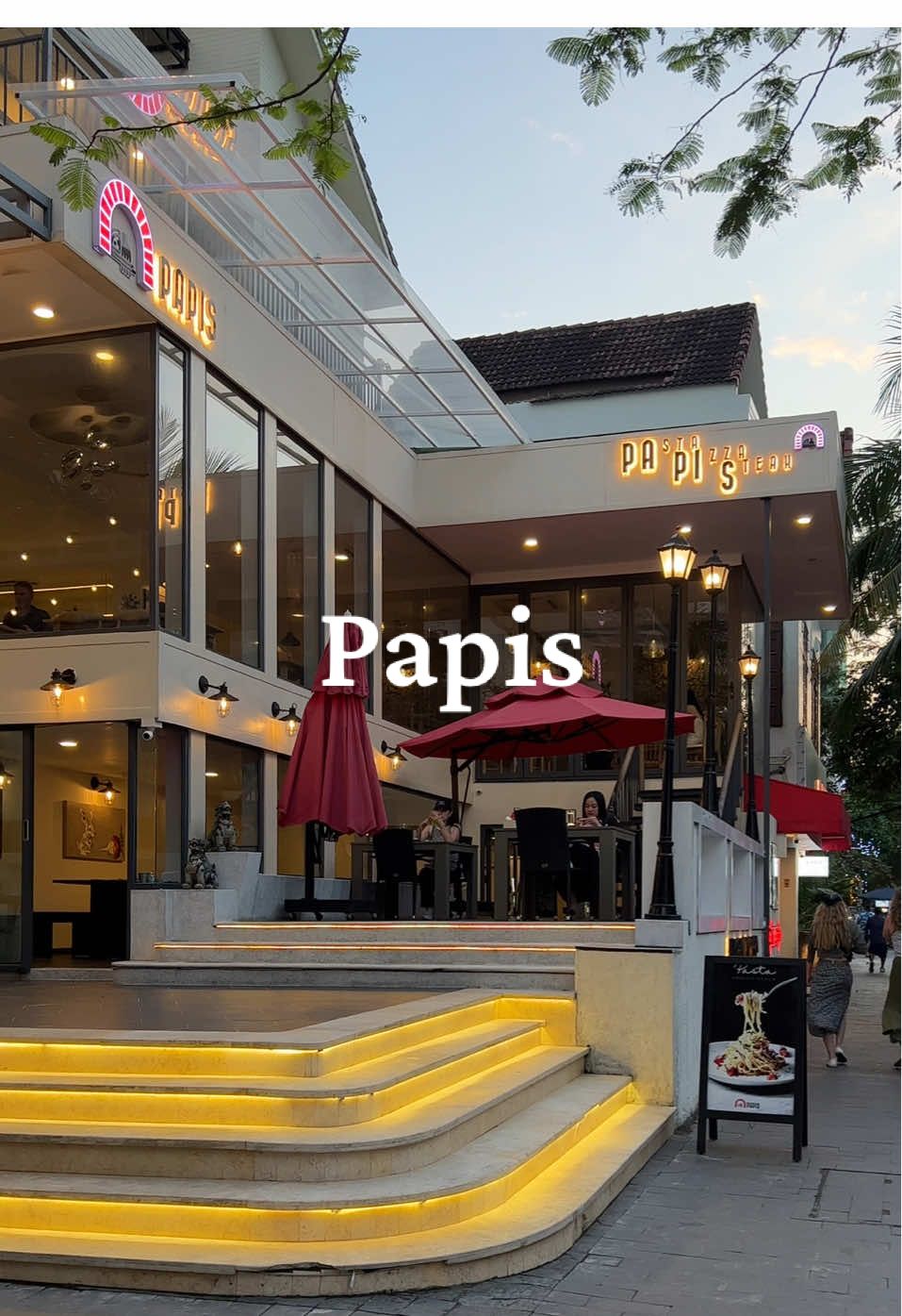 Papis Restaurant - 2-4-6 An Thượng 3, Đà Nẵng ⏰ 11:00-22:30 💰 50-395k (food)       35-70k (drink) ————————— Ở Đà Nẵng đến những ngày đặc biệt như sinh nhật, hẹn hò, kỉ niệm hay họp mặt gia đình thì mọi người có thể chọn Papis Restaurant ngay khu phố Tây An Thượng nhen. Lần này tụi mình order 1 phần Mỳ Ý Hải Sản Sốt Cay (190k), 1 phần Thịt Viên Sốt Kem Tiêu (120k), 1 phần Steak Thịt Thăn Nõn Sốt Tiêu Kem (395k), 1 Pizza Gà Sốt BBQ (185k); 1 ly Detox ABC Juice (70k) và 1 ly Ép Chanh Dây (50k). Đồ ăn ở đây mình thấy rất là okela nha, món nào cũng ngon luôn, từ pizza dễ ăn cho đến steak ngon mềm mình chọn medium và mình cũng ấn tượng với món Mỳ Ý Hải Sản ở đây, vị cay vừa ăn không bị ngấy á. Mình đi 2 đứa gọi hơi nhiều một chút, nên mọi người cân nhắc gọi vừa vừa nhen. Mình đi buổi chiều hoàng hôn vừa kịp ăn tối nên chill cực kì luôn. Mình khá hài lòng về chất lượng món ăn và không gian nên mình nghĩ đây là địa điểm mọi người nên lưu lại nha 🍽🥂 #papisrestaurant #henhodanang #angidanang #foodinsoul #angiodau #danangtrongtoi #fyp #viral 