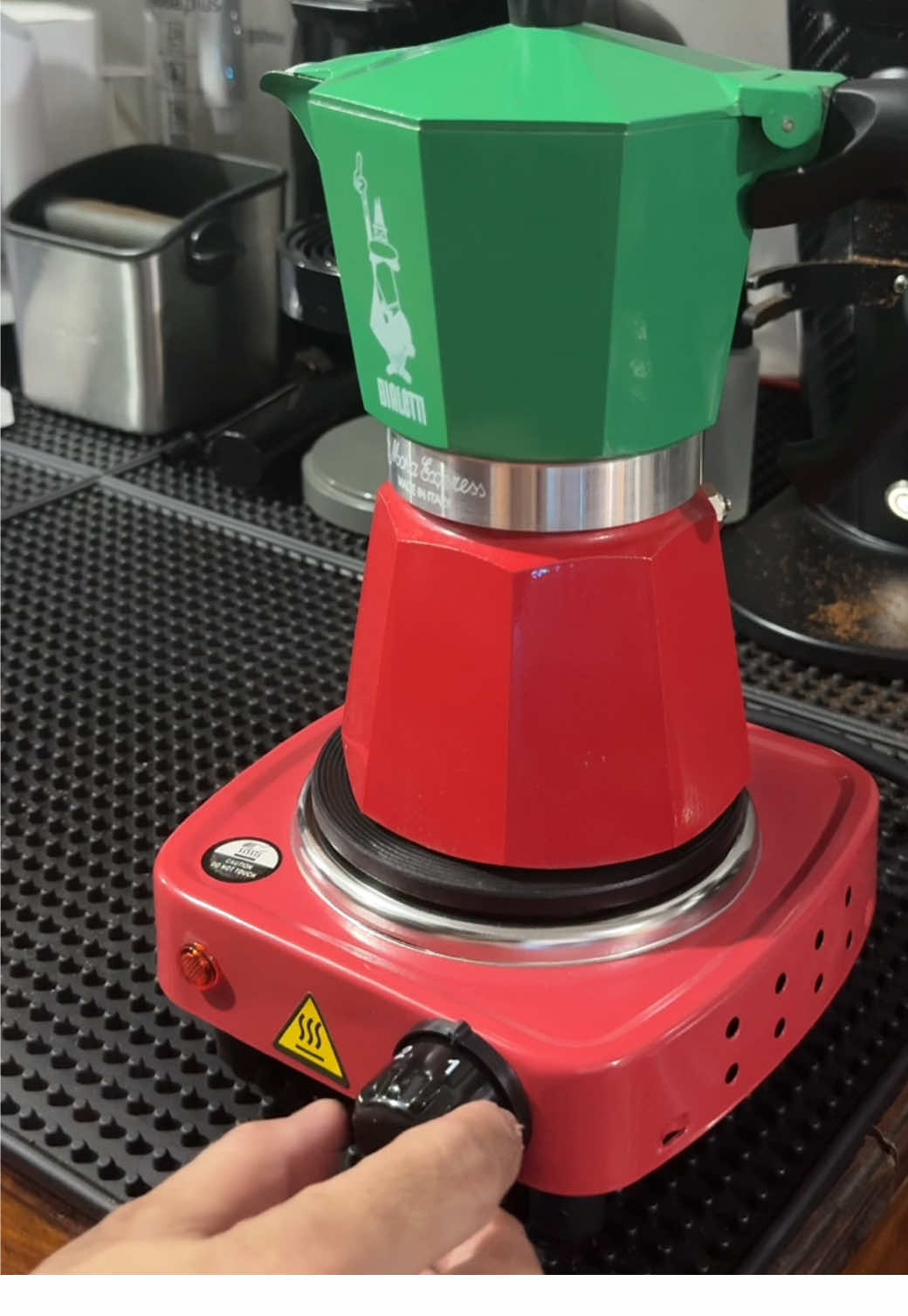 This portable electric stove is the perfect size for brewing coffee with your moka pot or for coffee / tea kettle #portablestove #ministove #electricstove 