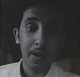 سَيعْلَمُ الجَمعُ مـمّنْ ضَـمّ مَجلِسُنـا بأنّني خَيـرُ مَنْ تَسْعَـى بـهِ قَـدَمُ أنَا الذي نَظَـرَ الأعْمَـى إلى أدَبـي وَأسْمَعَتْ كَلِماتـي مَنْ بـهِ صَمَـمُ ألخَيْـلُ وَاللّيْـلُ وَالبَيْـداءُ تَعرِفُنـي وَالسّيفُ وَالرّمحُ والقرْطاسُ وَالقَلَـمُ #نايف_حمدان #fyp 