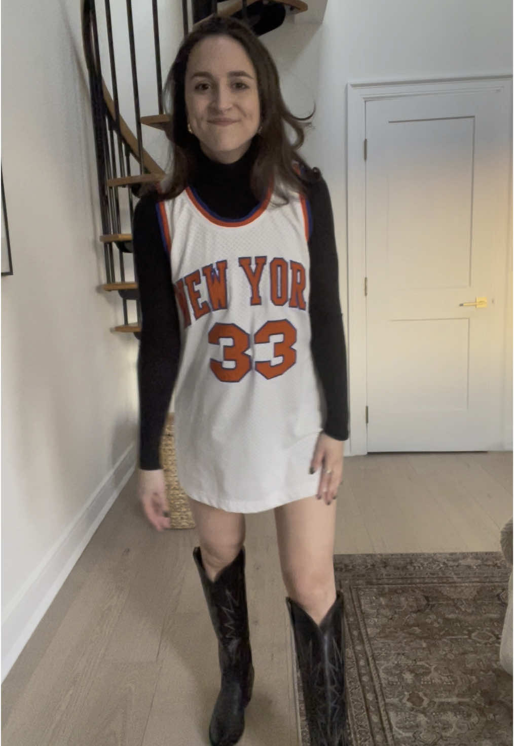 In honor of March Madness let’s style a basketball jersey (yes I know this is an NBA jersey and not college but use your imagination)  #basketball #basketballjersey #jerseyoutfit #basketballoutfit #NBA #knicks @Tecovas @Fanatics @lululemon 