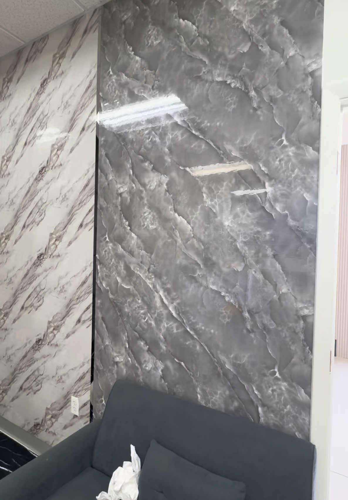 self-adhesive PVC ✨ You can see all the colors on our website ➡️ www.importwalls.com⬅️ 🇺🇸Shipping to all of the United States #remodeling #wallpanels #remodel #interiordesign #wallpaper #fy #interiordesign #wallpaper #marble #pvcsheets #wallsticker #bathroom #pvc #remodelacion #construction 