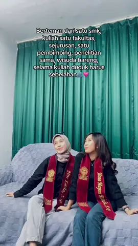 Yang kalau kuliah siapa duluan kekampus nitip kursi dan harus sebelahan.  Perjanjian berteman : tidak boleh cape dan harus senyum jdi potografer selama sempro, semhas, sidang dan wisuda🤣 #kuliah #wisuda #bestfriend #maba #sahabat #sarjana 
