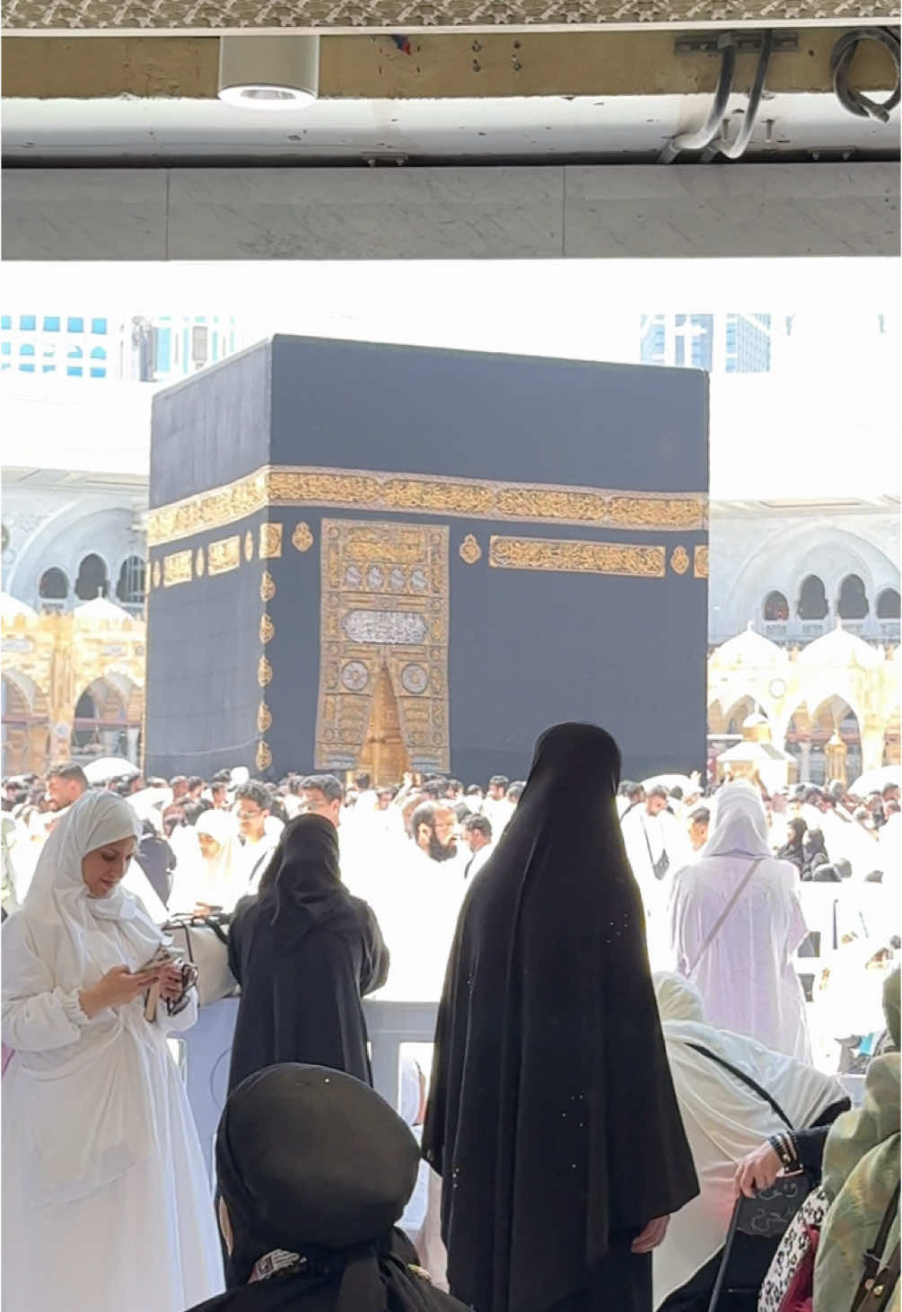 tempat dimana dunia tidak ada artinya, tempat dimana keramaian menyimpan ketenangan, undanglah kami kembali ya Allah🤲🏻🤍🕊️🥺 #makkah #makkahalmukarramah #kabah #masjidilharam #umroh2025 #umrah #muslim #fyp #islam 
