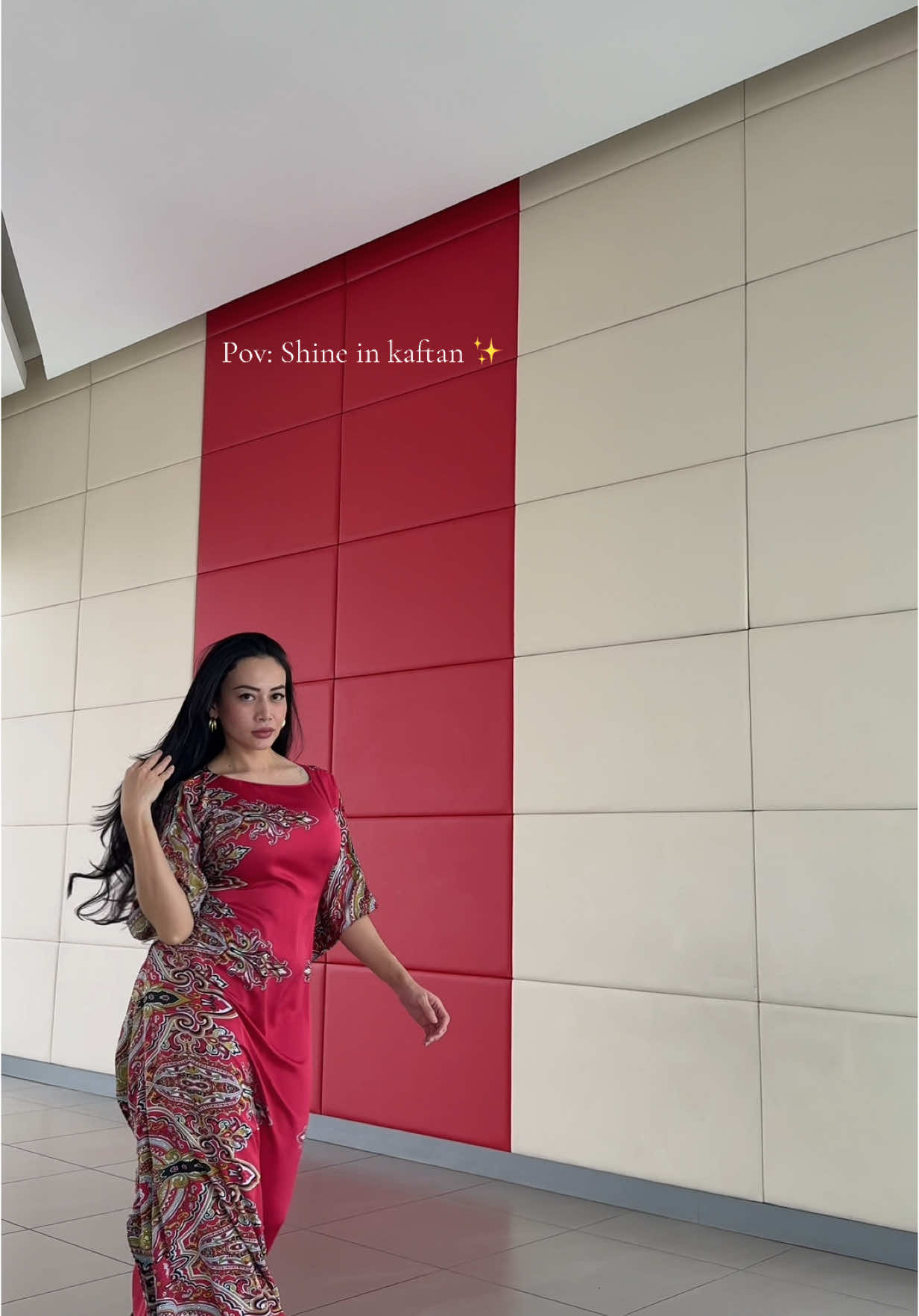 I nk follower perempuan I disini hadir! Klu belum ada kaftan I yg jenis ada tali di dlm (boleh ikat so that kaftan u nmpk sheksi shopan gitu) nmpk la silhouette body tu ek. Tekan link di bio skrg. 1 corak ni 1 helai je ya! Satin Silk, Free Size, RM229! Harga mcm ni sb material & bahagian bawah kaftan I ni BERBATU BATU. 