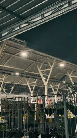 Vibes stasiun jogja dikala turun hujan malam. #fyp #stasiunyogyakarta #hujanvibes #jogjaistimewa #foryoupage #foryou #like 