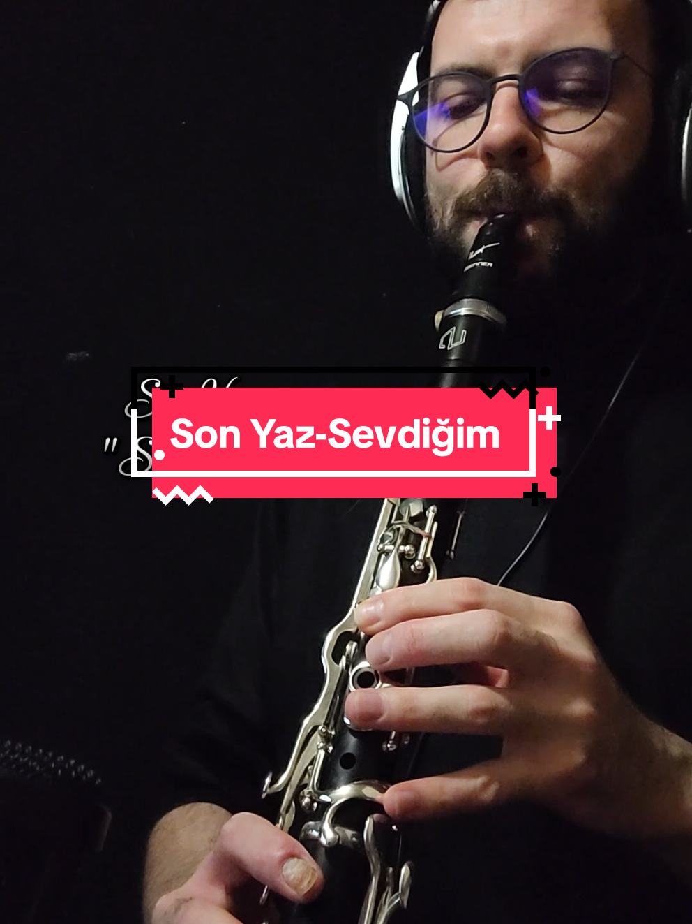 Son Yaz-Sevdiğim Selamlar! Bu parçanın si bemol klarnet yakın çekimini daha evvel paylaşmıştım, sol klarnetle çalıp paylaşmak istedim. Hem dinlemek isteyen olur, hem de süslemeler konusunda biraz yardımcı olabilir diye. Ben parça yorumlarken çok fazla hareket etmeyi sevmiyorum, hem klarnette hem de saksafonla caz çalarken sade kalmayı tercih ediyorum. Daha çok Klasik Türk Müziği'yle ilgilendiğim ve eskiden ney ve klasik kemençe çaldığım için her şeyi daha geleneksel çalma eğilimindeyim. Burada da öyle yaptım. Bu parçanın sol klarnet yakın çekim videosu ve ayrıca süslemeler için bir video yakında gelecek. Şimdilik keyifli dinlemeler. Siz de dinlemek istediğiniz parçaları yorumlara yazabilirsiniz, sevdiğim eserler denk gelirse bu şekilde çekip yüklerim. Öğrenmek istediğiniz parçaları da yorumlara yazarken yanına 