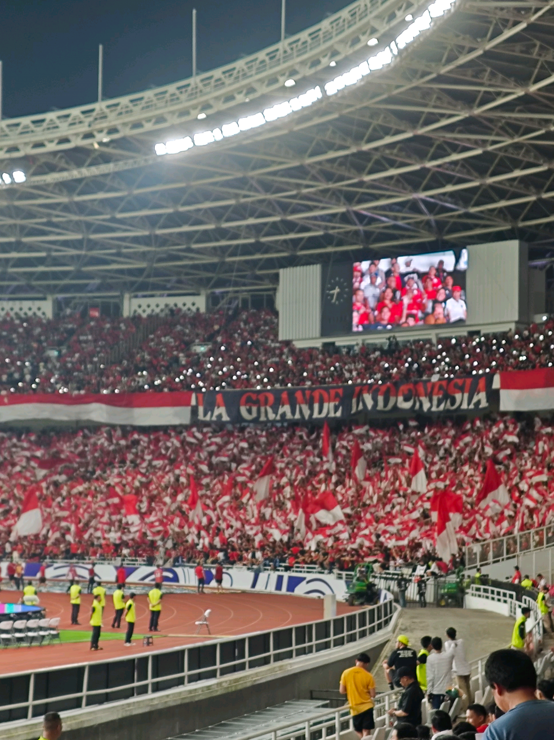 3000 bendera merah putih yang di kibarkan dari tribun la grande Indonesia sebelum kick off @Timnas Indonesia  bikin merinding banget diiringi chant-chant yang membakar semangat #timnasday #timnasindonesia #timnasvsbahrain #worldcupqualifiers2026 #round3fifaworldcup2026 #gbk #lagrandeindonesia #indonesia #timnas #jakarta 