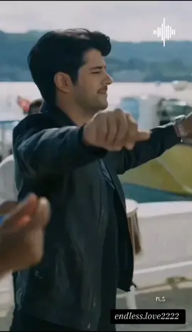 اول مرة احس ان روحي مش قد البعد عنك يا روحي ده هواك فالبعد زود جروحي ده انت كل الحياة اول مرة احس ان عيني مش قد البعد عنك يا عيني ده هواك فالبعد زود حنيني ده انت كل الحياة وانا فاكر اني اقدر اعيش يا ليالي يا حبيبي حقك على قلبي يا غالي يانا عاللي جرا لي ارجع تعلالي بعدك صعبة الحياة اول مرة احس ان روحي مش قد البعد عنك يا روحي ده هواك فالبعد زود جروحي ده انت كل الحياة انا عارف وانت عارف مهما تغيب غالي عليا انا ده انا لو اطول اجيبلك هجيب نجوم السما بايديا#اول_مره_احس_ان_روحي_مش_قد_البعد #اول_مره_احس_ان_روحي #مصطفي_كامل #نيهان_كمال_حب_اعمى #رومانسي 