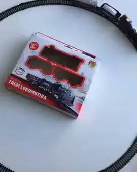 Aqui na 🌈 #arcoirisigarapava 🌈PISTA TREM LOCOMOTIVA DMT5750 - DM Toys Pista oval com Trem Locomotiva com luz e som.  Fácil de montar. ESPECIFICAÇÕES: -Idade recomendada: + 3 anos -Diâmetro da pista: 103cm -Utiliza 2 pilhas AA -Conteúdo da embalagem: 1 locomotiva, 4 vagões, 14 trilhos.
