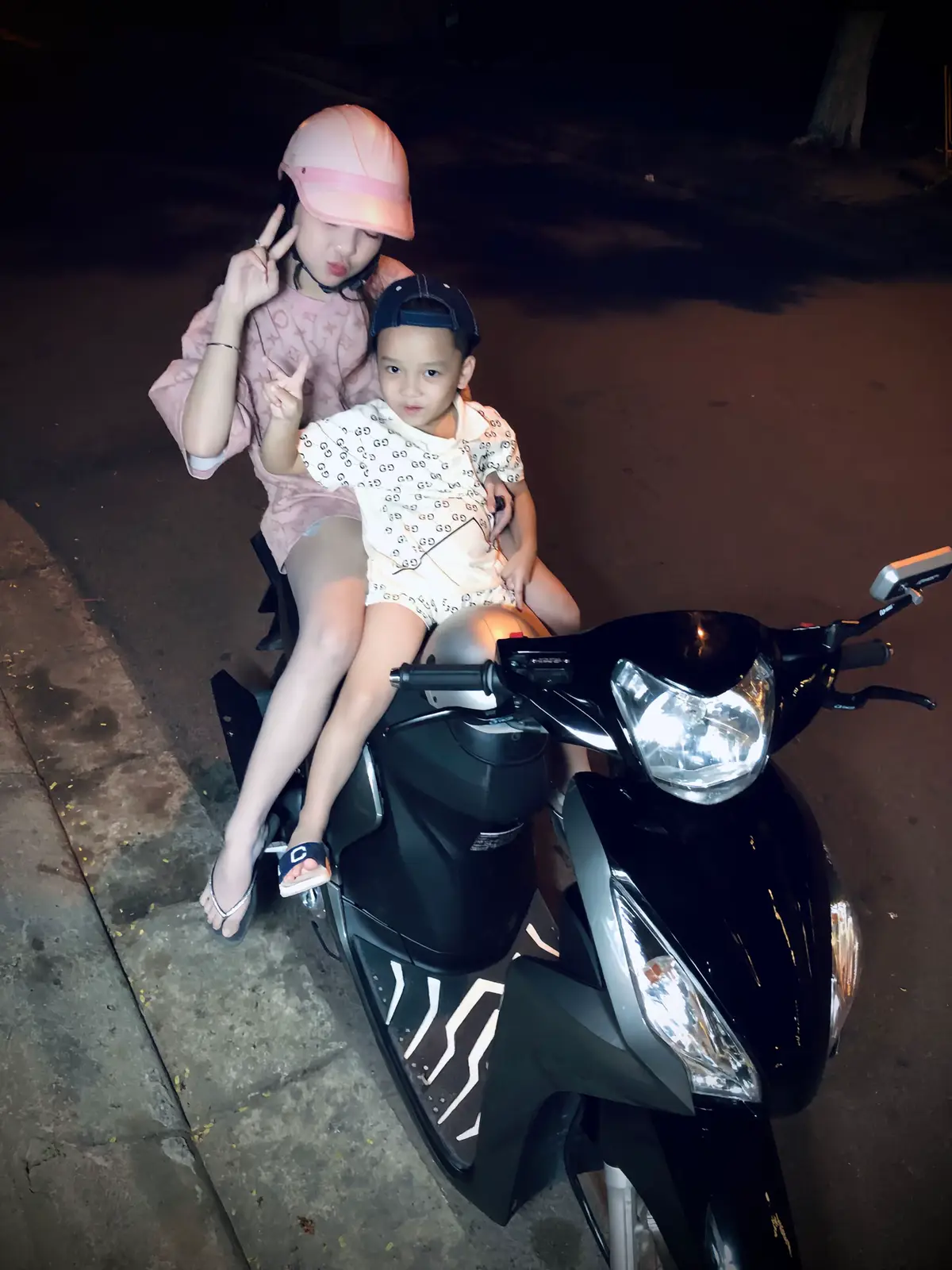 bất kể khi nào em cần, anh vẫn luôn ở đây. em yên tâm đây kh phải lời nói đùa bất kể anh có tệ đến đâu phần tốt nhất anh đều dành hết cho em.!