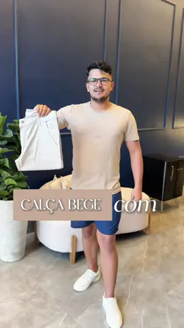 Como usar calça de sarja bege masculina.  Entenda as cores que combinam perfeitamente com esse tom.  #calcabegemasculina  #coresquecombinam 