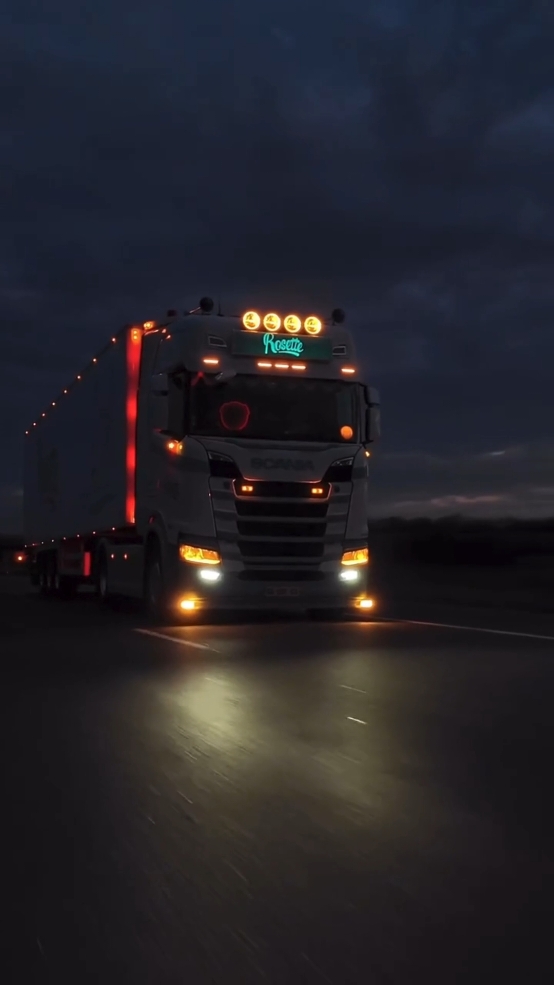 🌾 Un Scania 460 S au cœur de la campagne française 🚛  Capturé par @tb.truckpictures et @Bastien.  #ScaniaFrance #Trucking