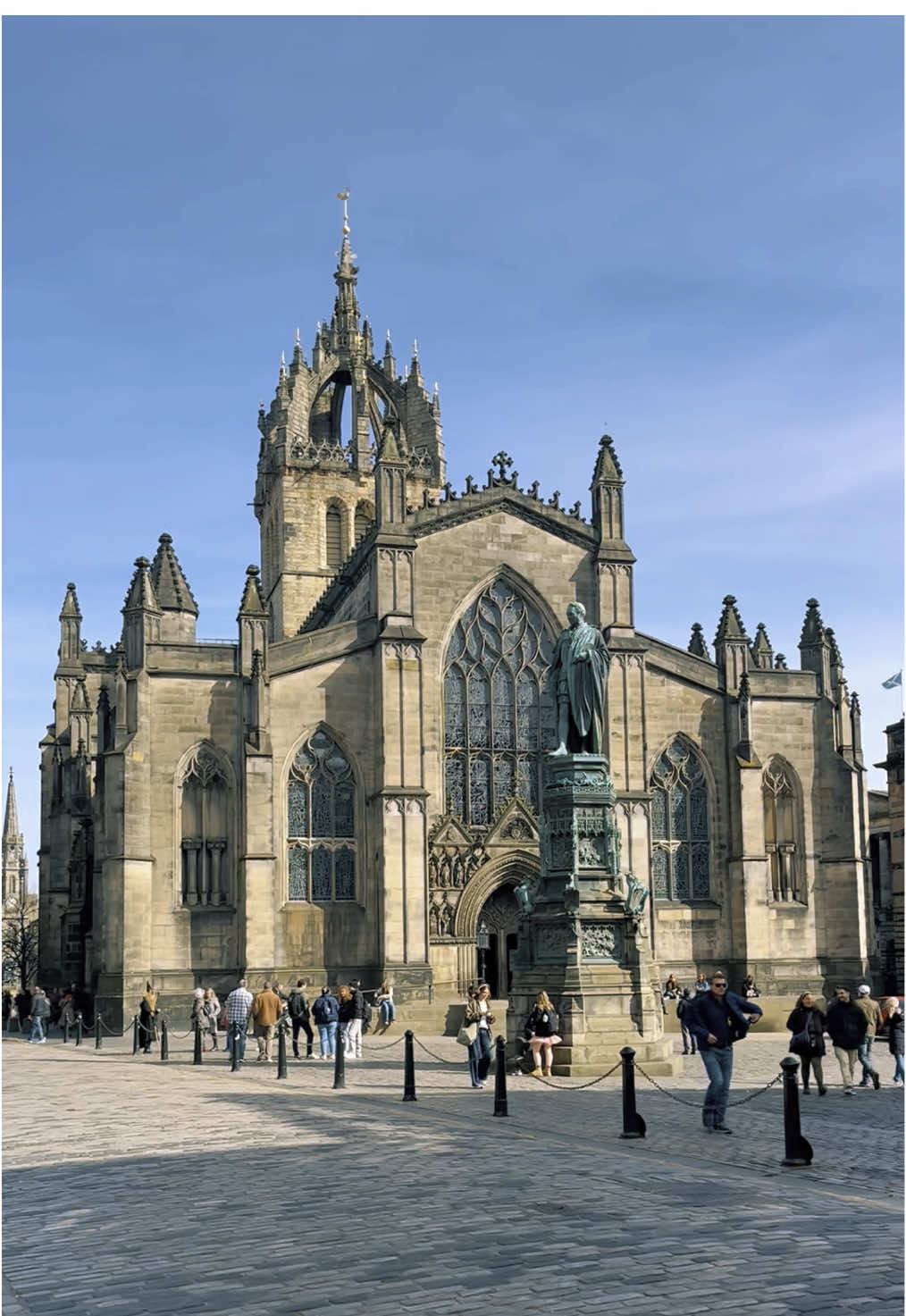 musim semi di edinburgh, langit biru, matahari bersinar dan warna warni bunga bermekaran 🌸