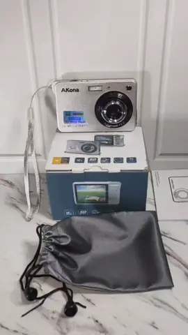 Akona Digicam 48MP Kamera Digital pocket layar LCD 2,7 inci digital kamera mini pembesaran 8x anti guncangan yang cerdas  -resolusi pengambilan video 1080p -zoom optik 8x -zoom digital 8x -megapiksel : 48px Parameter produk: Warna: Hitam & Putih Sensor gambar: Sensor CMOS Resolusi video: 4K/2.7K/FHD/HD Layar LCD: Layar LCD TFT 2,7 inci Format berkas: format JPEG (gambar diam) format AVI (video) Keseimbangan putih: Otomatis/Siang hari/Berawan/Tungsten/Fluoresen Paparan: EV-3-EV+3 Pemandangan: Otomatis/Potret Malam/Potret Malam/Lanskap/Sensitivitas Tinggi Flash: Pengurangan mata merah flash otomatis/flash 