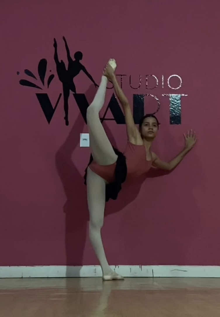 A corridinha no começo foi p mostrar que faço ballet há 8 anos e ainda não sei correr😍👏🏻 #ballet #balletcore #balletflex #ballettok #balletdancer #balletclass 