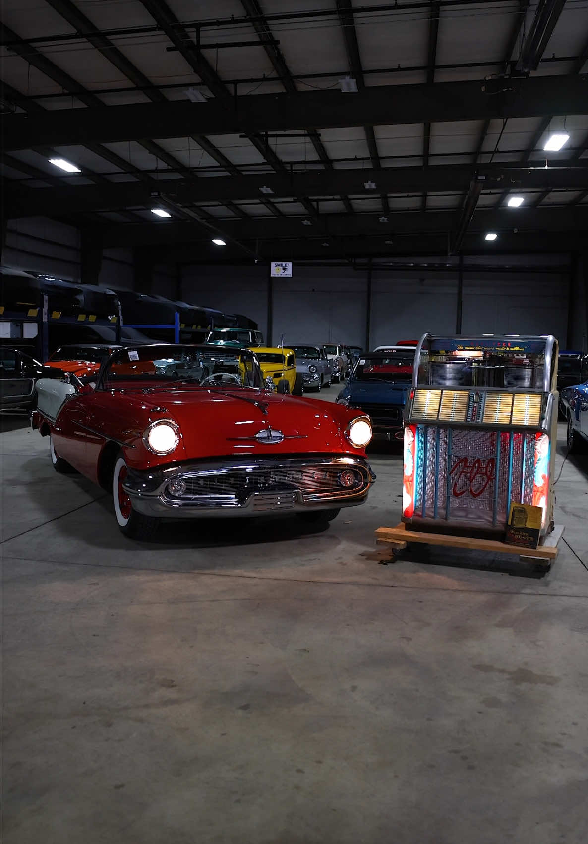 Listen to this beautiful Early 1950s Wurlitzer 1550A Jukebox our co-worker Kermit has been tinkering on and restoring after hours! 🔊🕺 If you had to pick 1 song to play which one would it be?