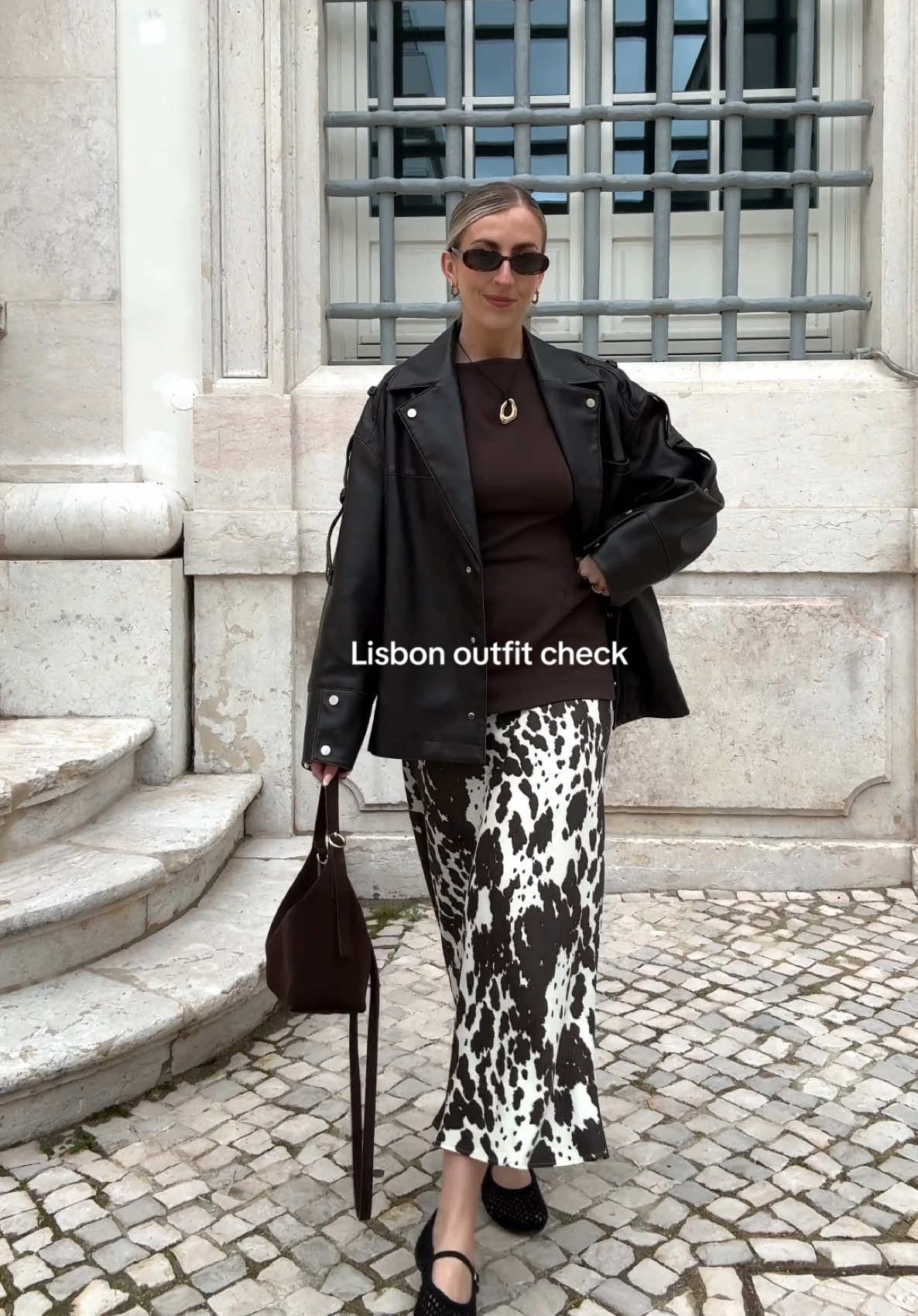 A bit of cow print for a day of shopping in Lisbon 🤎🐮 #cowprint #fitcheck #outfitcheck #satinskirt #leatherjacket #springtrends 