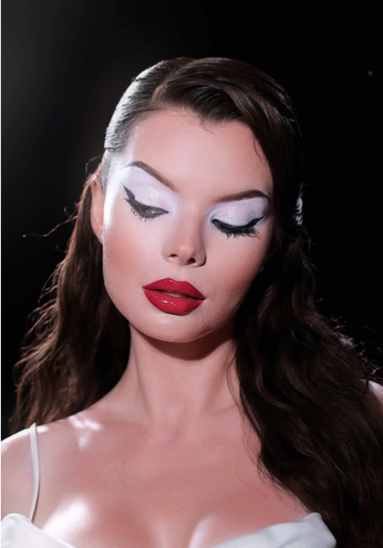 Do you think I nailed the look?😭 #shalomharlow #makeup #transition 