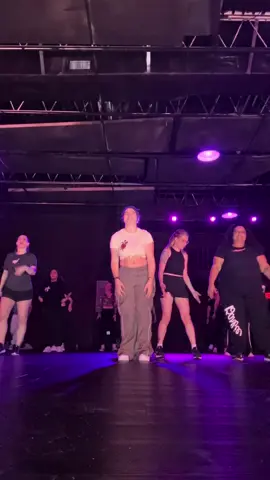 And she can dance too🤭 #fyp #foryou #dance #dancer #exchangedancestudio #usher #luda 