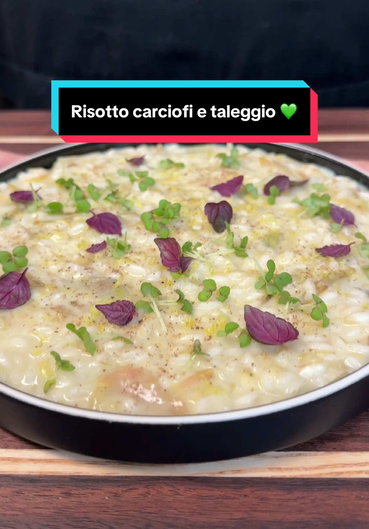Risotto carciofi e taleggio 💚 Oggi un risotto ai carciofi semplice semplice, ma mantecato con olio evo e taleggio a sostituire il solito burro e parmigiano. Il taleggio gli donerà una cremosità e una sapidità che renderà il tutto avvolgente e gustoso.  Ingredienti per 4 persone: • 320g di riso • 4 carciofi spina • 200g di taleggio • un limone • uno scalogno • brodo vegetale qb (per la cottura del riso e dei carciofi) • vino bianco qb • pepe qb • sale qb • olio evo qb Preparazione: Puliamo i carciofi e mettiamoli a bagno in acqua e limone. Tagliamoli sottili e cuociamo con olio evo, scalogno tritato e brodo vegetale. Tagliamo il taleggio. Tostiamo il riso a secco, sfumiamo con vino bianco e bagniamo con il brodo. A metà cottura aggiungiamo i carciofi. Quando il riso sarà al dente spegniamo il fuoco e aggiungiamo il taleggio quindi mantechiamo anche con un filo d’olio evo. Impiattiamo il risotto, una macinata di pepe nero, scorza di limone e germogli a decorare. #danielerossichef #risotto #taleggio  #cucina #food #carciofi #foodart  #limone #artichoke #foodporn #chef #cheflife 