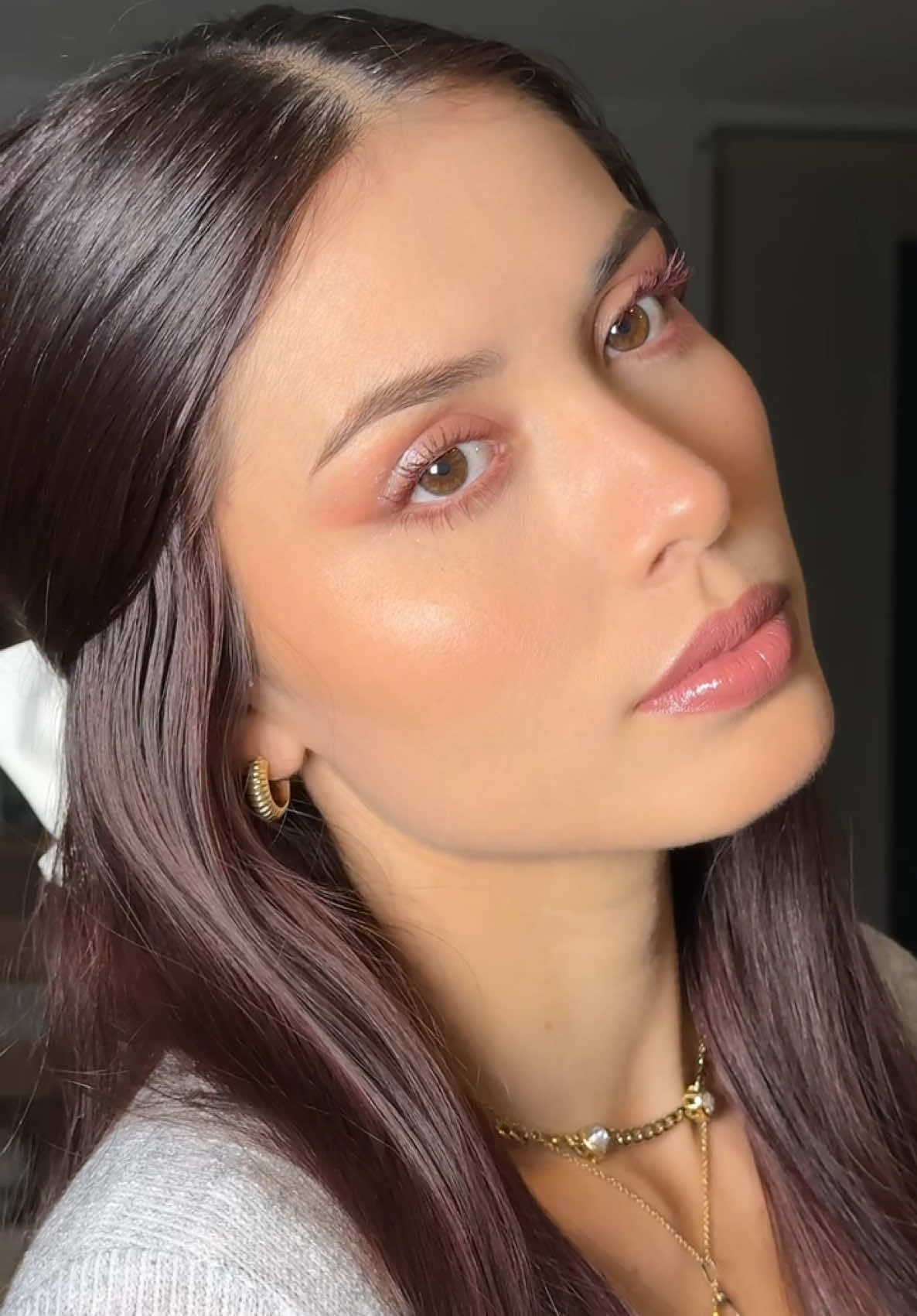 Productos: ⬇️ @CATKIN  - Lip Balm Color Changing C18 Isaro - BB cushion C01 Natural - Rost Blush C05 Rose Glow - 3-1 Setting Powder C02 Matte - Eyeshadow Palette C12 - Lipstick Rouge CP171 Gobi