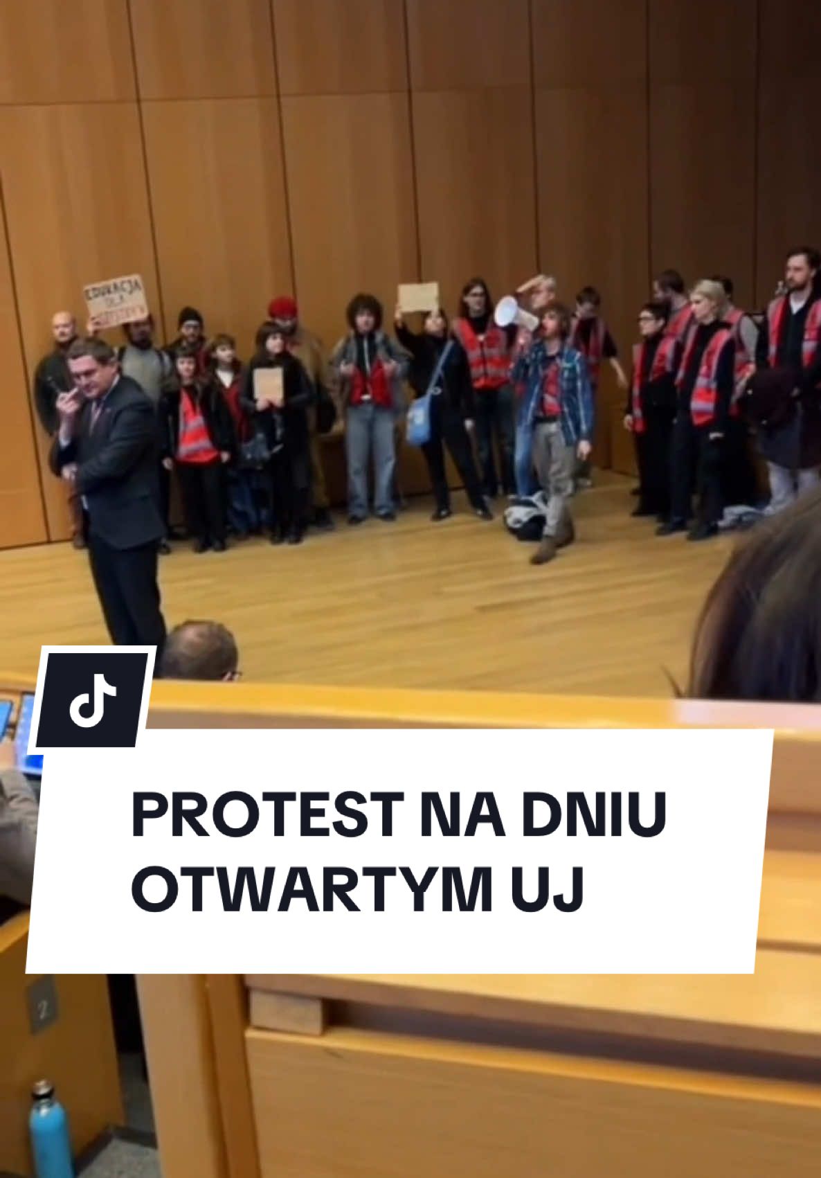 😱Rektor ucieka i ignoruje studentów, ale my nie przerywamy swojej walki. Domagamy się, aby akademik przestał być pustostanem! Żądamy remontu i otwarcia Kamionki! 🚨10 miesięcy po zakończeniu strajku okupacyjnego DS „Kamionka” władze milczą, studentów i studentki walczących o Kamionkę represjonują, a temat zabytkowego akademika starają się zamieść pod dywan. Tak samo władze zachowały się podczas Dnia Otwartego. Po raz kolejny raz musieliśmy protestować, żądając remontu i przywrócenia do funkcjonowania akademika. Domagaliśmy się wypełnienia porozumienia kończącego strajk. ❌Protesty studentów nie spotkały się z żadną deklaracją czy komentarzem władz. Rektor nie przyznał się do łamania porozumienia, nie zaproponował negocjacji, skonsternowany po prostu uciekł z wydarzenia. #studia #uj #kraków #protest #praca #inicjatywapracownicza #ozzip #kamionka #dlaciebie #zabytki #student #strajk #kryzysmieszkaniowy #jowita 