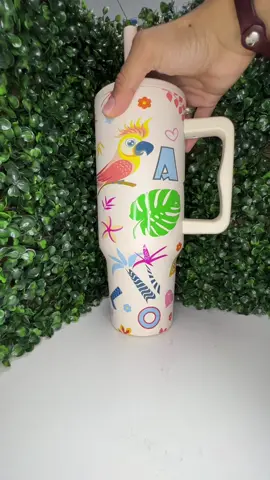 🌴 Um toque tropical para sua rotina com muito estilo. 💧 Ideal para quem precisa de hidratação o dia todo. 🧊 Capacidade de 1200ml com isolamento térmico eficiente. 🦜 Design com estampa de aves tropicais e alça para transporte. 🥤 Perfeito para água, chá, sucos e bebidas geladas por horas. 🔹 Vem pra PEG! 🛒 Acesse o site: www.pegdobrasil.com.br 💸| Vendemos para atacado e varejo. 🇧🇷| Enviamos para o Brasil inteiro. 📲| Contato: (41) 3094-7500 📍| Rua das Carmelitas, 2815 - Boqueirão, Curitiba - PR. . . . . #pegdobrasil #vemprapeg #pegdistribuidora #copoquencher #copoquenchertermico #copotermico #copotropical #copocomestampa #copotumblr #copoestiloso #acessoriospersonalizados #copogrande #copoparaviagem #copopresentes #copotérmicoaves #copotérmicocolorido #copoparabeberagua #hidratacaoestilosa #copocomalca #lojadepresentes #atacadodepresentes 